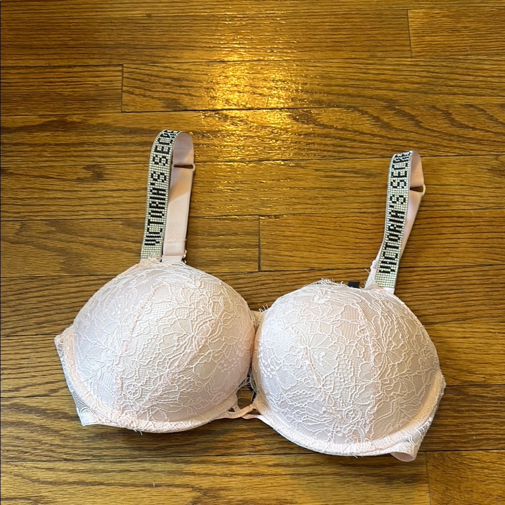 Victoria's Secret Lace Bra in Light Pink